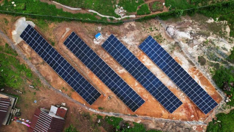 Le solaire hors réseau transforme l’accès à l’énergie en Afrique. Découvrez comment cette solution crée des opportunités, stimule les revenus et renforce la résilience locale.