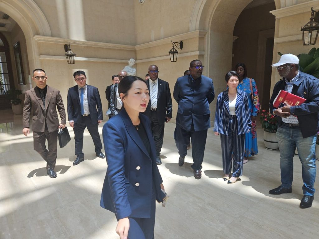 Douala signe avec Huawei pour devenir une Smart City. Fibre, vidéosurveillance, foncier numérique et trafic intelligent sont au programme.