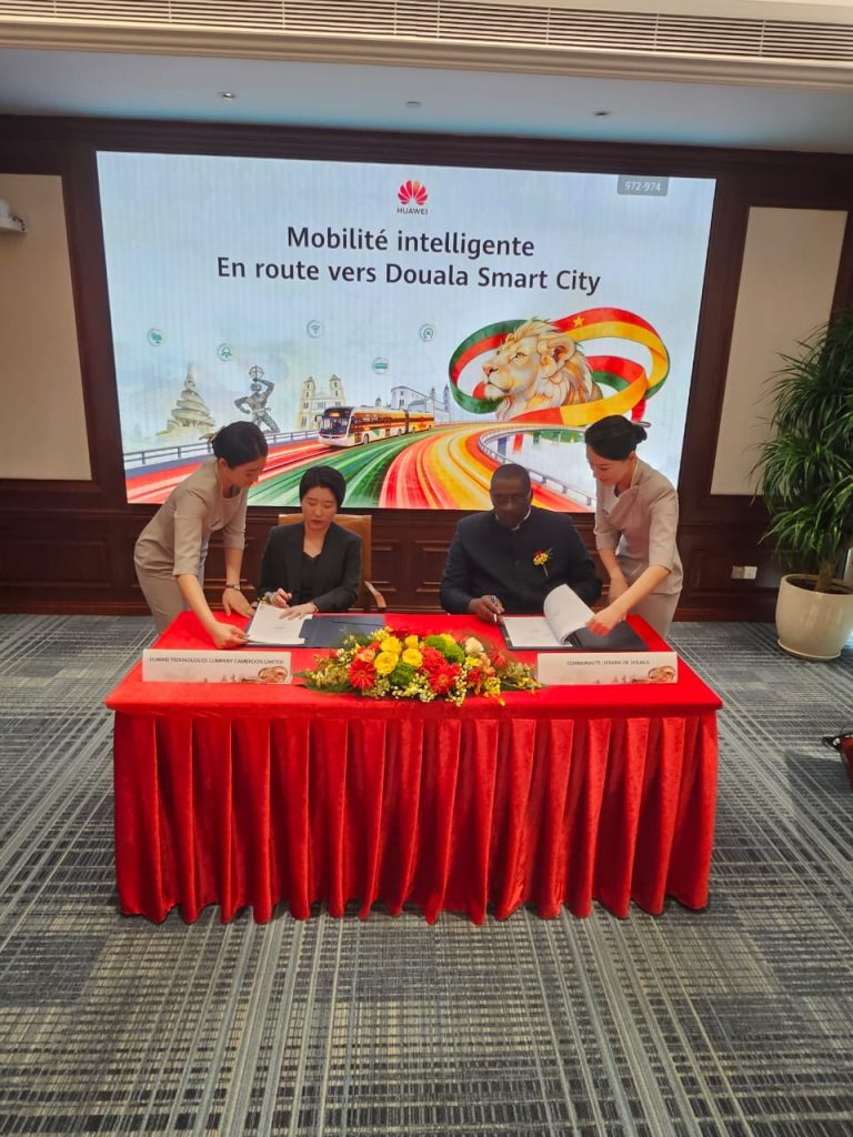 Douala signe avec Huawei pour devenir une Smart City. Fibre, vidéosurveillance, foncier numérique et trafic intelligent sont au programme.